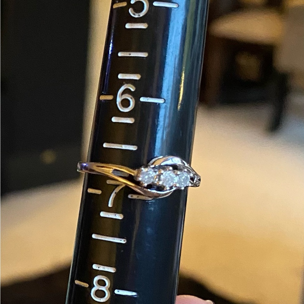 L-19: Solid 10k WG 3 stone Diamond ring in swirl design- sz 6 3/4-  .20 ct round